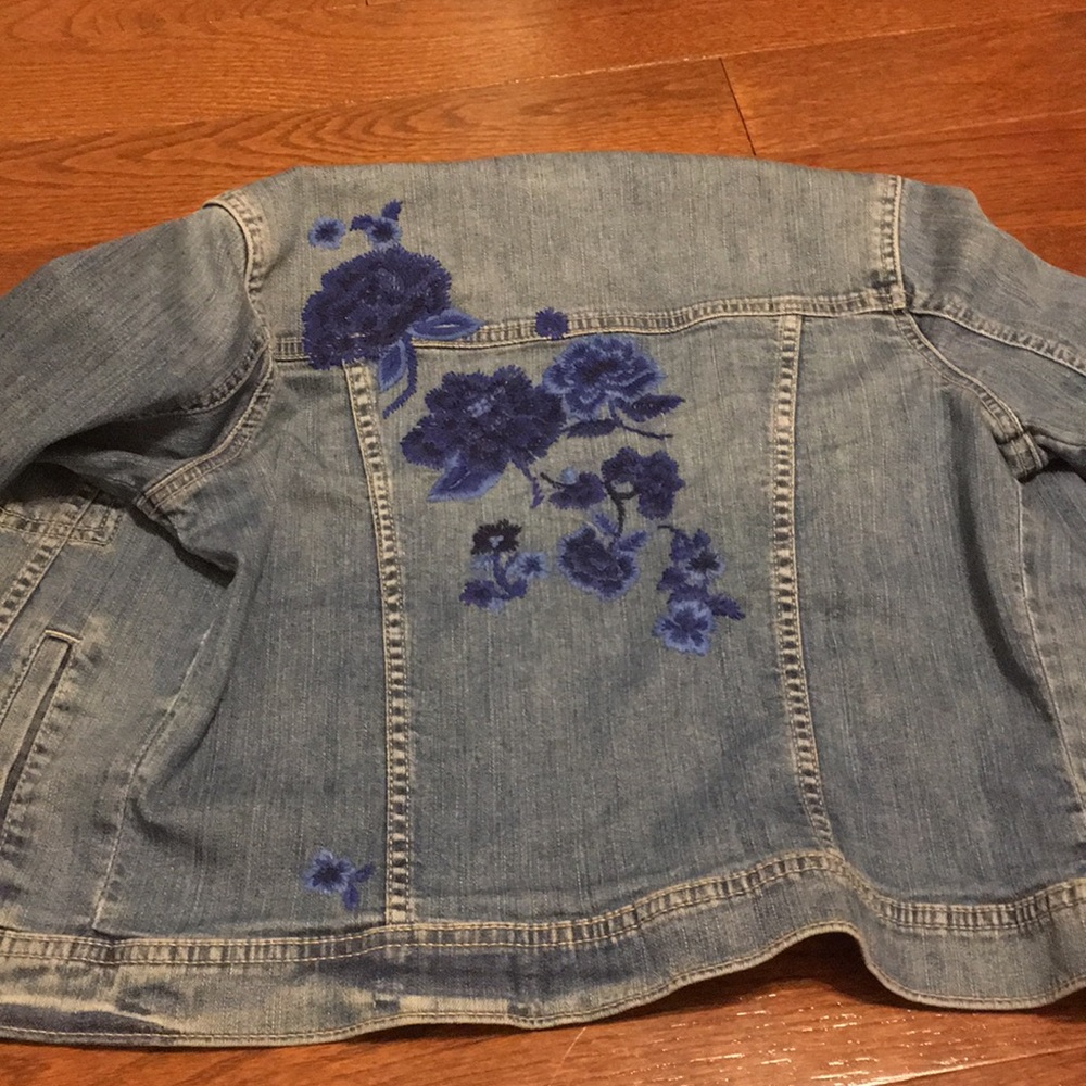 Jean jacket with blue flower prints - Picture 2 of 2